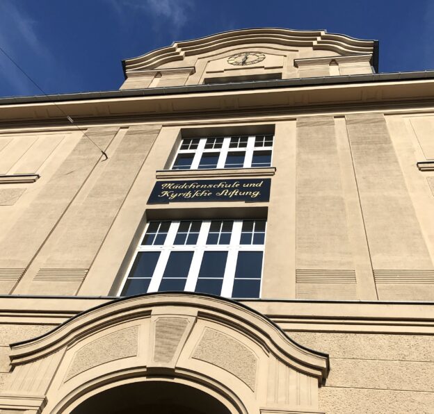 Foto des Eingangs der Kyritzschule unter blauem Himmel.